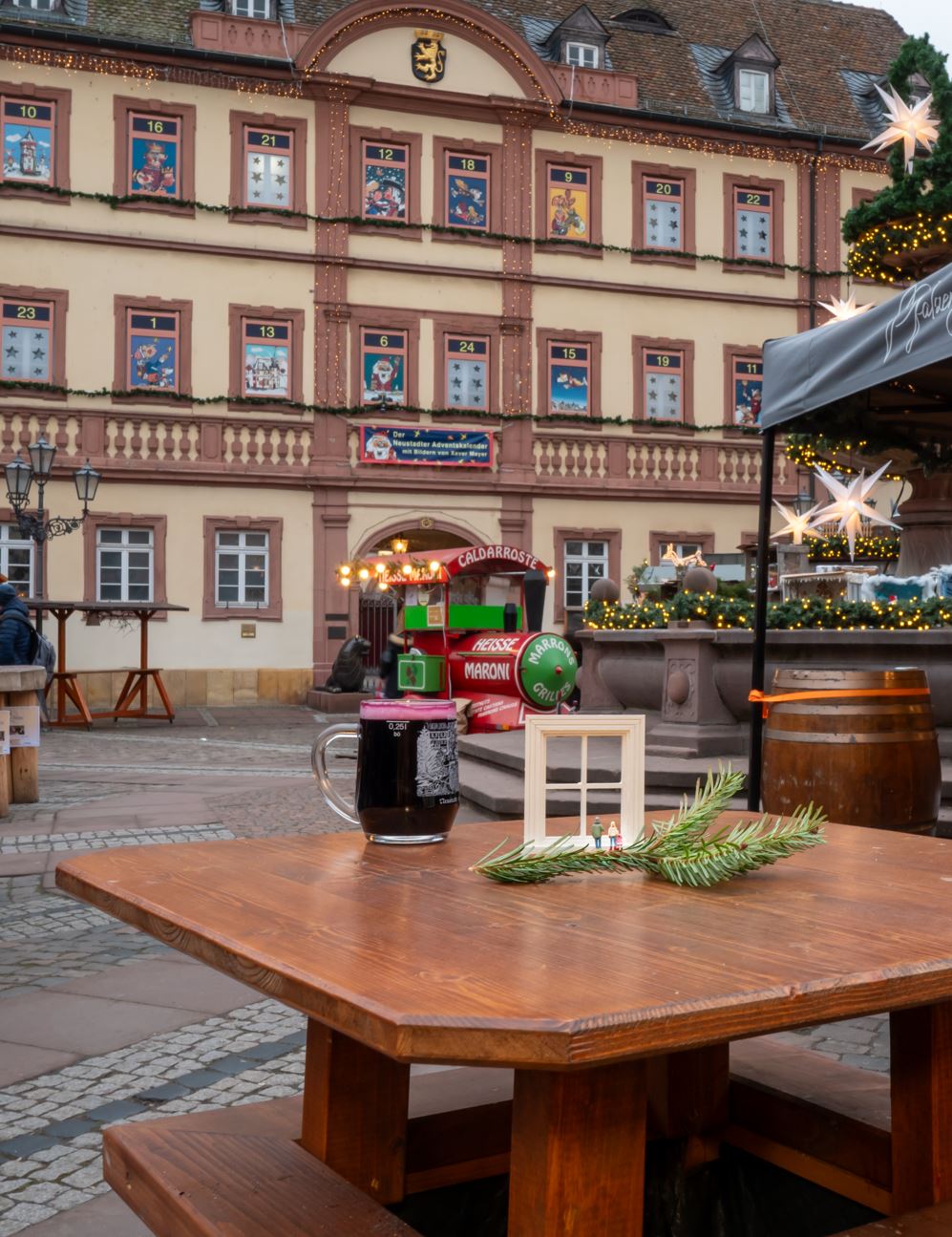 WEIHNACHTSFENSTER · Marktplatz Neustadt