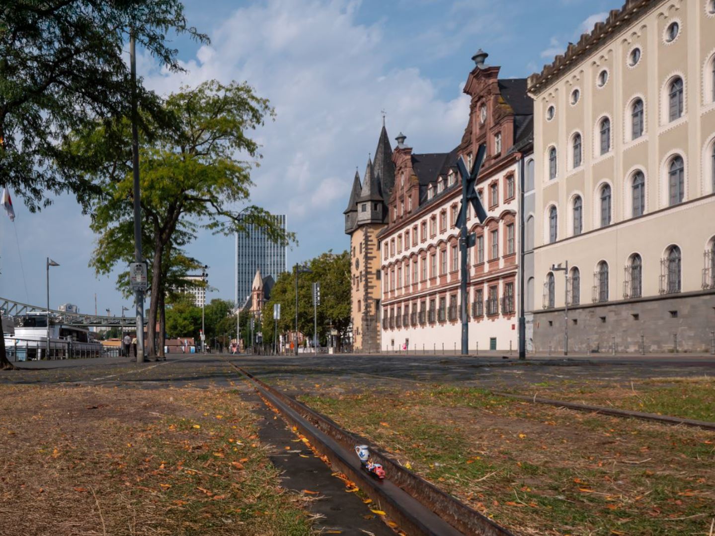 Ebbelwei Express - Mainufer (weit)